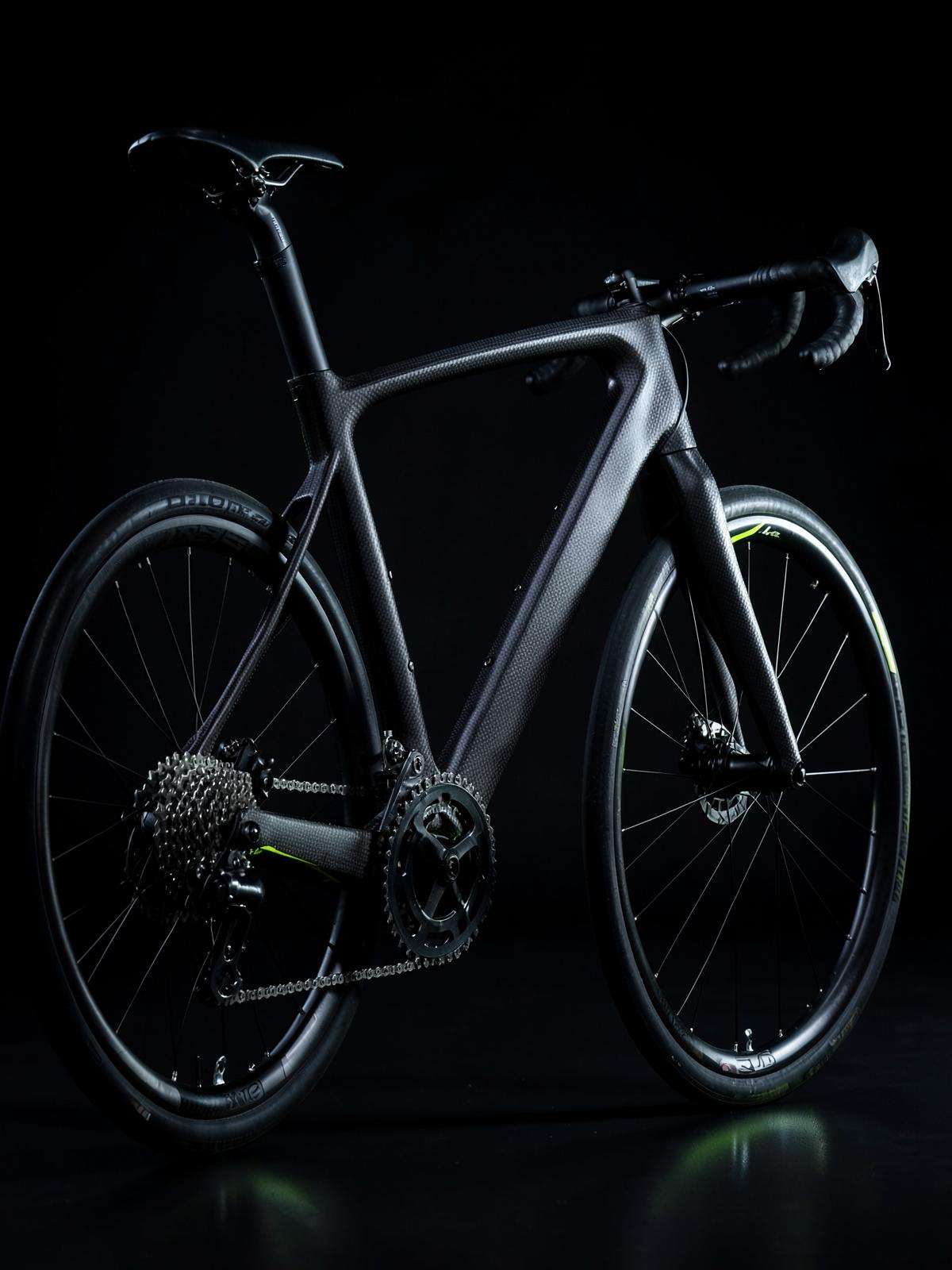 Bici da corsa in carbonio su sfondo scuro